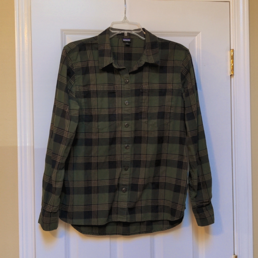 Comfy forest green plaid button up shirt